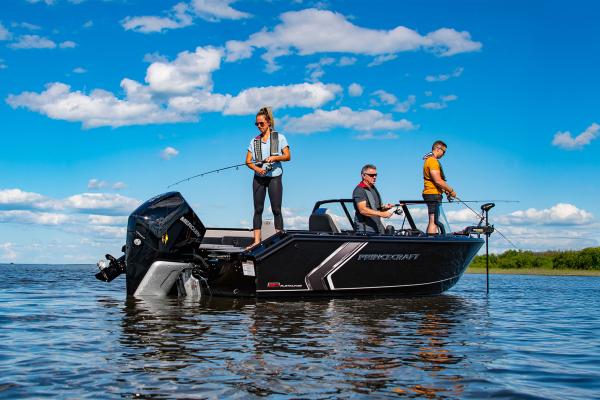 Boaters fishing on a Princecraft Platinum SE227